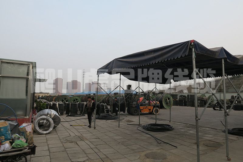 橡套電纜的橡皮發(fā)粘和銅絲發(fā)黑的原因從下面兩個方面來分析   橡套電纜是由多股的細銅絲為導體，外包橡膠絕緣和橡膠護套的一種柔軟可移動的電纜品種。 一般來講，包括通用橡套軟電纜，電焊機電纜，潛水電機電纜，無線電裝置電纜和攝影光源電纜等品種。銅絲發(fā)黑的原因是多種因素造成的，不僅僅是橡皮的配方問題，還與銅絲本身所處的狀態(tài)、橡膠加工工藝、橡膠硫化工藝、電纜的結構、護套橡膠配方、生產(chǎn)環(huán)境等諸多因素有關。下面爬山虎電力線纜小編為您介紹下：    橡皮發(fā)粘和銅絲發(fā)黑的原因分析  銅絲本身的原因在廿世紀五十到六十年代，國內大多數(shù)廠家均使用普通銅桿，銅含量為99.99%，均為有氧銅桿，生產(chǎn)方法都是銅錠加熱后經(jīng)多道壓延后制得黑色銅桿，經(jīng)過大、中、小拉將銅桿制成比較細的銅絲。因為銅本身不是無氧銅，在加工過程中銅絲表面難免出現(xiàn)氧化。到了廿世紀八十年代，國內引進了無氧銅桿的先進生產(chǎn)技術，以及國內自行開發(fā)的無氧銅桿生產(chǎn)技術，使整個電線電纜行業(yè)均用上了無氧銅桿，這無疑是改善了銅絲的發(fā)黑問題。但由于對銅桿的加工，特別是韌煉工藝的掌握以及加工好的銅線芯存放的條件不好，使銅線芯本身已有輕微的氧化，這也是銅絲發(fā)黑的原因之一。    橡膠配方的原因廿世紀五十年代，橡膠絕緣均采用天然膠和丁苯膠并用配方。由于絕緣橡皮直接與銅線接觸，所以就不能直接使用硫磺作硫化劑，即使用很少的硫磺也會使銅線發(fā)黑。必須使用一些能夠分解出游離硫的化合物，如前面提到過的促進劑TMTD、硫化劑VA-7，同時還要配合一些硫化促進劑來提高硫化速度和硫化程度，確保絕緣橡皮的物理機械性能和電氣性能。    但從絕緣橡皮的彈性、強力和永久變形看，都不如加有硫磺的橡皮（如果不考慮銅絲發(fā)黑的話）。幾十年的實踐已經(jīng)證實TMTD無法解決銅絲的發(fā)黑問題。另外，絕緣橡皮要有各種顏色，紅、藍、黃、綠、黑是基本顏色，這些顏色的出現(xiàn)也會促使橡皮發(fā)粘和銅絲發(fā)黑。配方中的主要填充劑是輕質碳酸鈣和滑石粉，由于價格的關系，有些廠家為了降低成本，用價格特別便宜的碳酸鈣和滑石粉，這些填充劑粒子粗、游離堿的含量大、雜質多，所以物理機械性能比較差，電性能不好，還容易造成銅絲發(fā)黑。還有的廠用活性超細碳酸鈣來提高絕緣橡皮的物理機械性能，而活性鈣多數(shù)是用硬脂酸來處理的，這種酸也是促使銅絲發(fā)黑的原因。    硫化劑VA-7的使用，可以改善銅絲發(fā)黑，但由于硫化程度不夠，橡皮的永久變形大，會造成橡皮發(fā)粘。特別是加入促進劑ZDC以后，提高了硫化速度，為了防止焦燒，還要加入促進劑DM來延緩焦燒時間。    從促進劑ZDC的結構看，是在TETD結構中兩個相連接的硫中間接上一個金屬鋅，結構式為： S S H5C2 ‖ ‖ H5C2 ＞N-C-S-Zn-S-C-N＜ H5C2 H5C2 與TETD結構式 S S H5C2 ‖ ‖ H5C2 ＞N-C-S-S-C-N＜ H5C2 H5C2 十分接近，在配方中還無法避開和秋蘭姆相似的結構銅絲發(fā)黑可能時間略長一點，但沒有從根本上解決。    正在上傳...    從電線電纜結構分析  銅的催化老化是橡皮發(fā)粘的重要原因前蘇聯(lián)電纜科學研究院試驗證明：硫化過程中銅從與橡膠接觸處滲入到絕緣橡膠中，1.0-2.0mm厚度的絕緣橡皮含銅0.009-0.0027%。眾所周知，微量銅對橡皮有極大的破壞作用，也就是我們通常說的重金屬對橡膠的催化老化。    在絕緣硫化過程中，秋蘭姆析出若干游離硫與銅反應，形成活性含銅基團： CH3 │ CH2-CH-C-CH2- │ │ S S │ │ Cu Cu 在老化時，較弱的-S-S-鍵斷裂，形成活性含銅基：Cu-S-，它與橡膠作用，同時與氧作用，破壞橡膠的長鍵分子，使橡膠變軟變粘，是低分子鏈的組合。    法國橡膠研究院研究發(fā)粘重現(xiàn)問題時也指出：如果橡膠中含有有害的金屬，如：銅、錳等重金屬鹽類，那么不管促進劑的種類，均會發(fā)生橡膠發(fā)粘現(xiàn)象。    橡套電纜中硫磺向絕緣橡皮和銅線表面的遷移前蘇聯(lián)科學家應用放射性同位素證實了電纜護套橡膠中硫擴散的可能性。以天然橡膠為基的硫化膠中，在130-150℃的溫度下，游離硫的擴散系數(shù)約為10-6cm2/s。    連續(xù)硫化的生產(chǎn)廠，硫化護套橡膠時，溫度在185-200℃之間，這個擴散的系數(shù)就更大。由于橡套游離硫的擴散，改變了秋蘭姆橡膠的結構，可能形成多硫鍵。這些多硫化合物通過化學分解和化合實現(xiàn)遷移，即