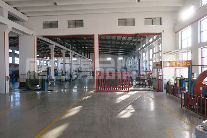 橡套電纜的橡皮發(fā)粘和銅絲發(fā)黑的原因從下面兩個方面來分析   橡套電纜是由多股的細銅絲為導體，外包橡膠絕緣和橡膠護套的一種柔軟可移動的電纜品種。 一般來講，包括通用橡套軟電纜，電焊機電纜，潛水電機電纜，無線電裝置電纜和攝影光源電纜等品種。銅絲發(fā)黑的原因是多種因素造成的，不僅僅是橡皮的配方問題，還與銅絲本身所處的狀態(tài)、橡膠加工工藝、橡膠硫化工藝、電纜的結構、護套橡膠配方、生產(chǎn)環(huán)境等諸多因素有關。下面爬山虎電力線纜小編為您介紹下：    橡皮發(fā)粘和銅絲發(fā)黑的原因分析  銅絲本身的原因在廿世紀五十到六十年代，國內大多數(shù)廠家均使用普通銅桿，銅含量為99.99%，均為有氧銅桿，生產(chǎn)方法都是銅錠加熱后經(jīng)多道壓延后制得黑色銅桿，經(jīng)過大、中、小拉將銅桿制成比較細的銅絲。因為銅本身不是無氧銅，在加工過程中銅絲表面難免出現(xiàn)氧化。到了廿世紀八十年代，國內引進了無氧銅桿的先進生產(chǎn)技術，以及國內自行開發(fā)的無氧銅桿生產(chǎn)技術，使整個電線電纜行業(yè)均用上了無氧銅桿，這無疑是改善了銅絲的發(fā)黑問題。但由于對銅桿的加工，特別是韌煉工藝的掌握以及加工好的銅線芯存放的條件不好，使銅線芯本身已有輕微的氧化，這也是銅絲發(fā)黑的原因之一。    橡膠配方的原因廿世紀五十年代，橡膠絕緣均采用天然膠和丁苯膠并用配方。由于絕緣橡皮直接與銅線接觸，所以就不能直接使用硫磺作硫化劑，即使用很少的硫磺也會使銅線發(fā)黑。必須使用一些能夠分解出游離硫的化合物，如前面提到過的促進劑TMTD、硫化劑VA-7，同時還要配合一些硫化促進劑來提高硫化速度和硫化程度，確保絕緣橡皮的物理機械性能和電氣性能。    但從絕緣橡皮的彈性、強力和永久變形看，都不如加有硫磺的橡皮（如果不考慮銅絲發(fā)黑的話）。幾十年的實踐已經(jīng)證實TMTD無法解決銅絲的發(fā)黑問題。另外，絕緣橡皮要有各種顏色，紅、藍、黃、綠、黑是基本顏色，這些顏色的出現(xiàn)也會促使橡皮發(fā)粘和銅絲發(fā)黑。配方中的主要填充劑是輕質碳酸鈣和滑石粉，由于價格的關系，有些廠家為了降低成本，用價格特別便宜的碳酸鈣和滑石粉，這些填充劑粒子粗、游離堿的含量大、雜質多，所以物理機械性能比較差，電性能不好，還容易造成銅絲發(fā)黑。還有的廠用活性超細碳酸鈣來提高絕緣橡皮的物理機械性能，而活性鈣多數(shù)是用硬脂酸來處理的，這種酸也是促使銅絲發(fā)黑的原因。    硫化劑VA-7的使用，可以改善銅絲發(fā)黑，但由于硫化程度不夠，橡皮的永久變形大，會造成橡皮發(fā)粘。特別是加入促進劑ZDC以后，提高了硫化速度，為了防止焦燒，還要加入促進劑DM來延緩焦燒時間。    從促進劑ZDC的結構看，是在TETD結構中兩個相連接的硫中間接上一個金屬鋅，結構式為： S S H5C2 ‖ ‖ H5C2 ＞N-C-S-Zn-S-C-N＜ H5C2 H5C2 與TETD結構式 S S H5C2 ‖ ‖ H5C2 ＞N-C-S-S-C-N＜ H5C2 H5C2 十分接近，在配方中還無法避開和秋蘭姆相似的結構銅絲發(fā)黑可能時間略長一點，但沒有從根本上解決。    正在上傳...    從電線電纜結構分析  銅的催化老化是橡皮發(fā)粘的重要原因前蘇聯(lián)電纜科學研究院試驗證明：硫化過程中銅從與橡膠接觸處滲入到絕緣橡膠中，1.0-2.0mm厚度的絕緣橡皮含銅0.009-0.0027%。眾所周知，微量銅對橡皮有極大的破壞作用，也就是我們通常說的重金屬對橡膠的催化老化。    在絕緣硫化過程中，秋蘭姆析出若干游離硫與銅反應，形成活性含銅基團： CH3 │ CH2-CH-C-CH2- │ │ S S │ │ Cu Cu 在老化時，較弱的-S-S-鍵斷裂，形成活性含銅基：Cu-S-，它與橡膠作用，同時與氧作用，破壞橡膠的長鍵分子，使橡膠變軟變粘，是低分子鏈的組合。    法國橡膠研究院研究發(fā)粘重現(xiàn)問題時也指出：如果橡膠中含有有害的金屬，如：銅、錳等重金屬鹽類，那么不管促進劑的種類，均會發(fā)生橡膠發(fā)粘現(xiàn)象。    橡套電纜中硫磺向絕緣橡皮和銅線表面的遷移前蘇聯(lián)科學家應用放射性同位素證實了電纜護套橡膠中硫擴散的可能性。以天然橡膠為基的硫化膠中，在130-150℃的溫度下，游離硫的擴散系數(shù)約為10-6cm2/s。    連續(xù)硫化的生產(chǎn)廠，硫化護套橡膠時，溫度在185-200℃之間，這個擴散的系數(shù)就更大。由于橡套游離硫的擴散，改變了秋蘭姆橡膠的結構，可能形成多硫鍵。這些多硫化合物通過化學分解和化合實現(xiàn)遷移，即